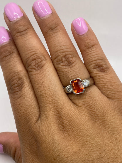 Detalle lateral del engaste de circonia naranja en plata de Taxco