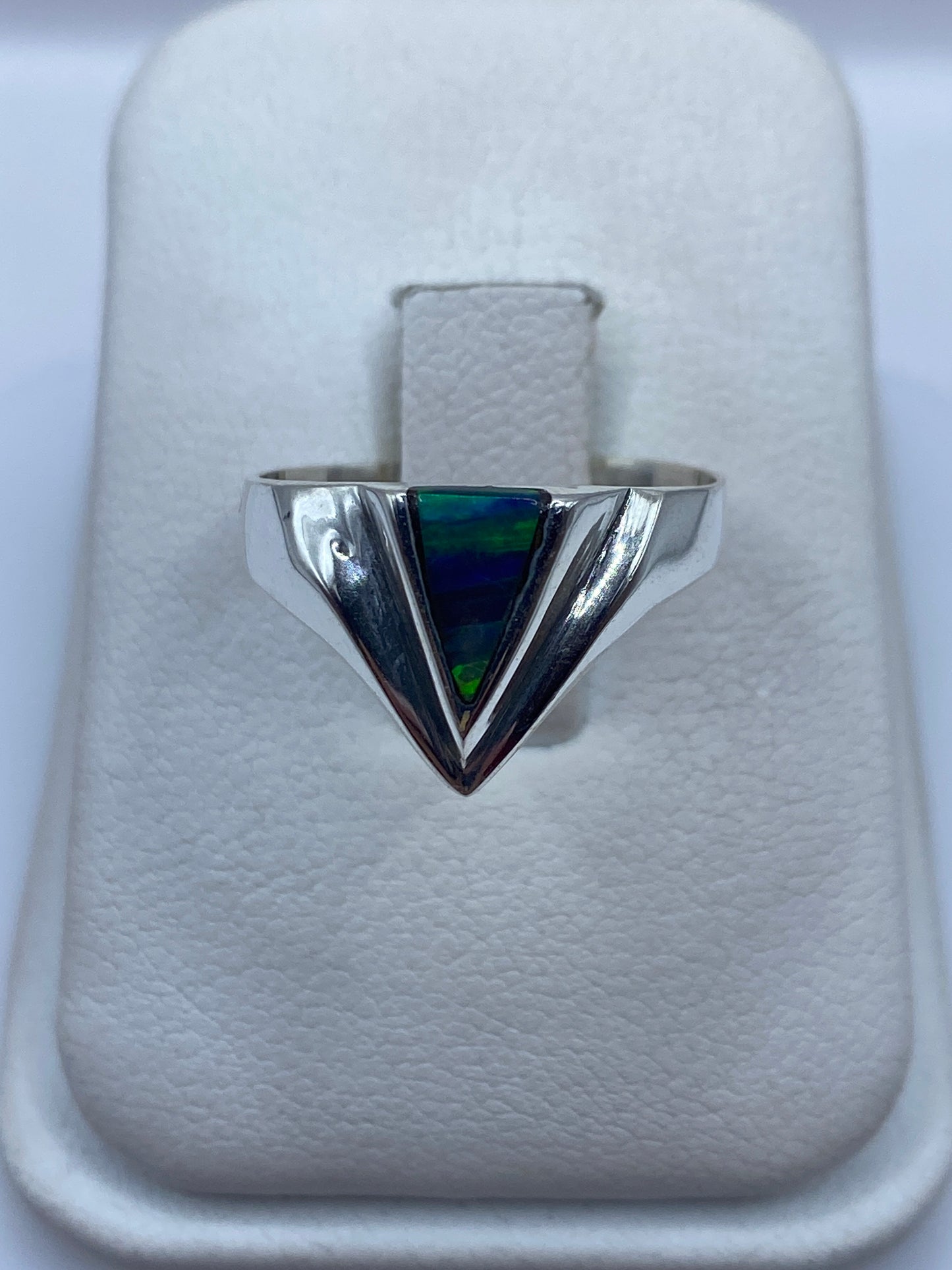 Anillo de plata triangular con Ópalo de Fuego multicolor mostrando juego azul y verde