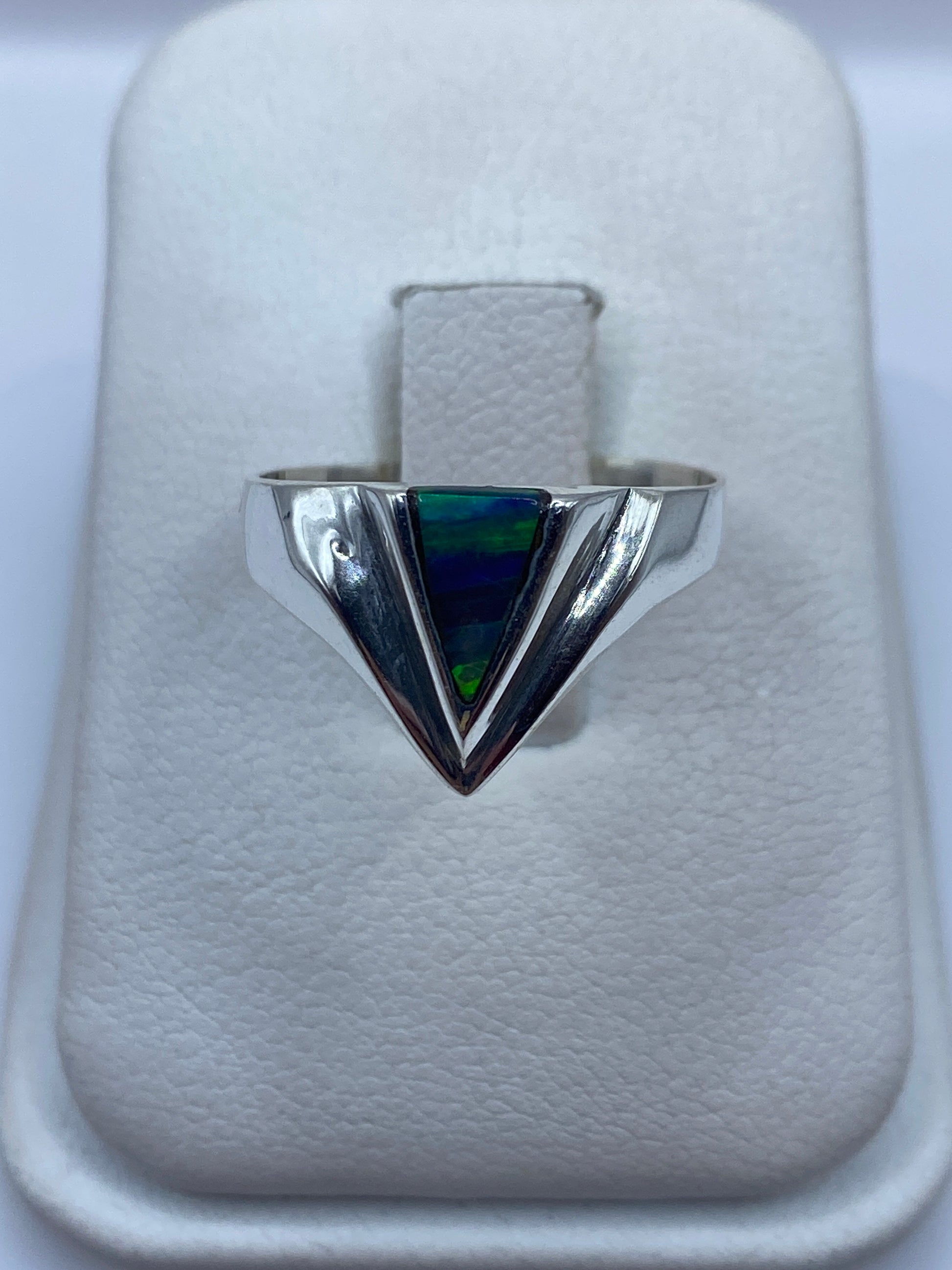 Anillo de plata triangular con Ópalo de Fuego multicolor mostrando juego azul y verde