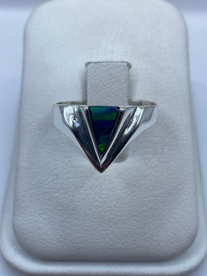 Anillo de plata triangular con Ópalo de Fuego multicolor mostrando juego azul y verde