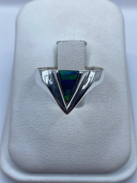 Anillo de plata triangular con Ópalo de Fuego multicolor mostrando juego azul y verde