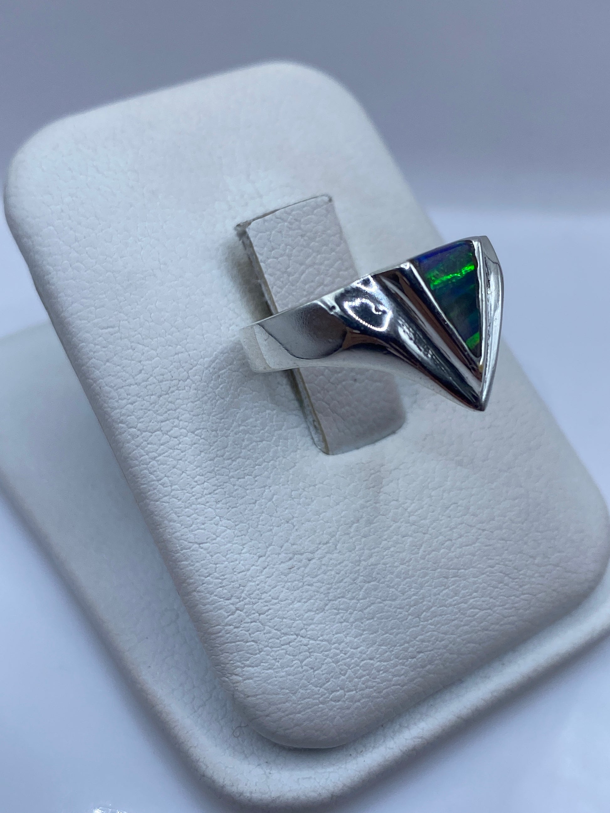 Vista frontal del anillo minimalista en plata .925 con Ópalo de Fuego