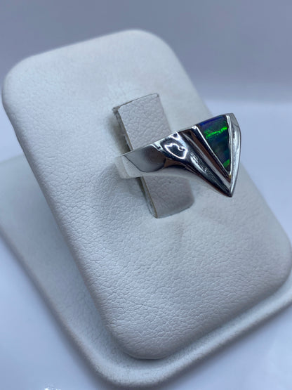 Vista frontal del anillo minimalista en plata .925 con Ópalo de Fuego