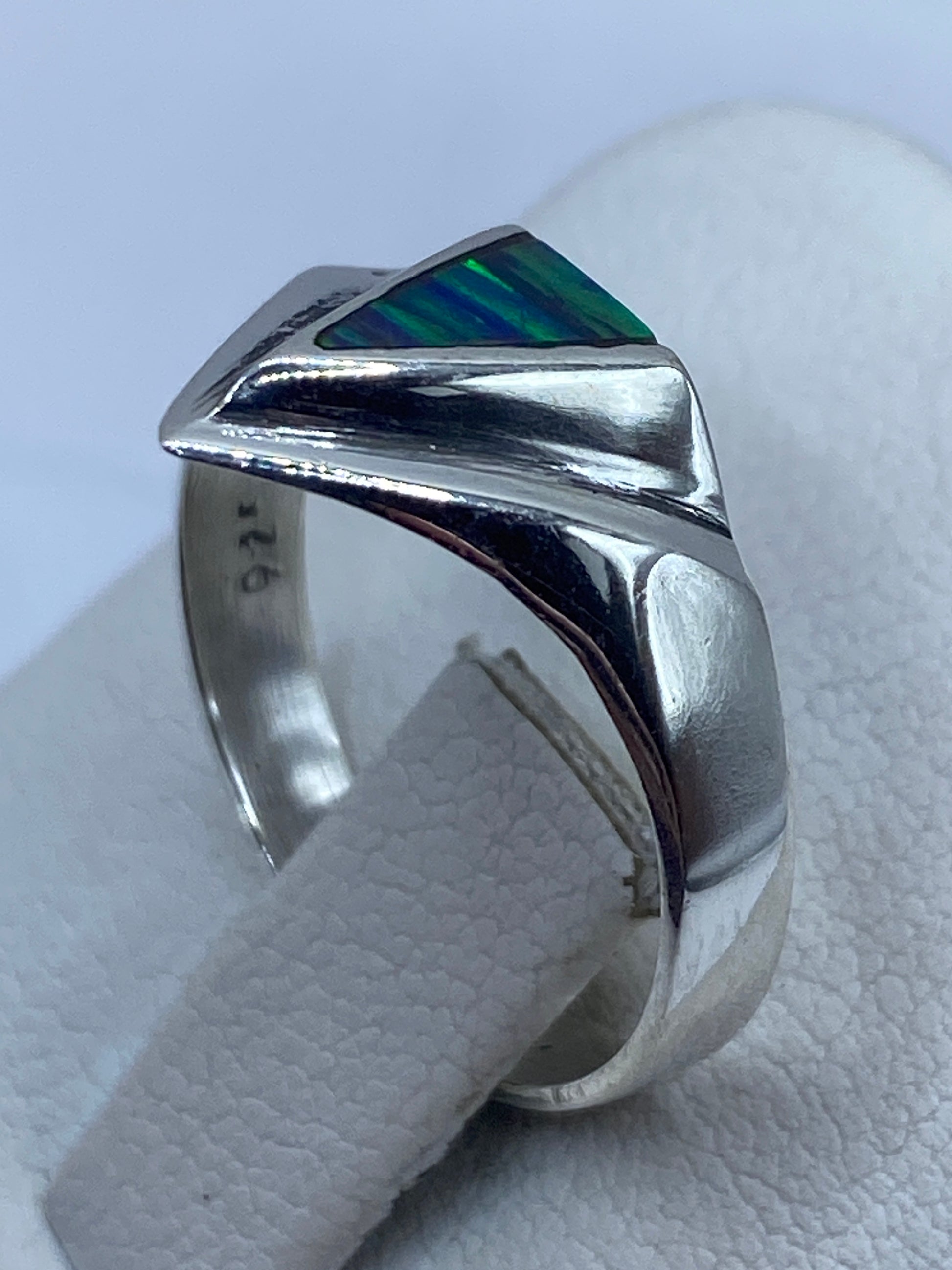 Detalle lateral del anillo triangular asimétrico en Taxco silver