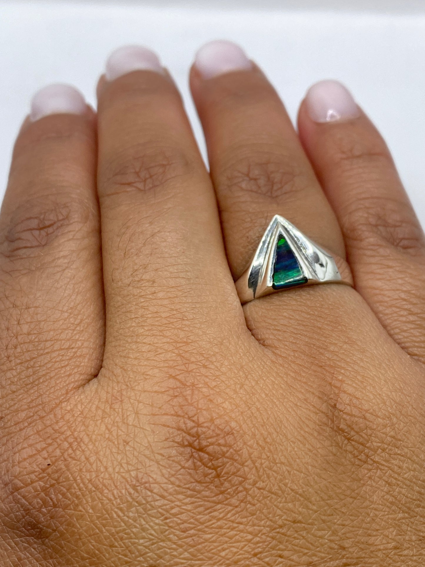 Anillo sobre fondo blanco mostrando el sello 925 MEXICO en la banda