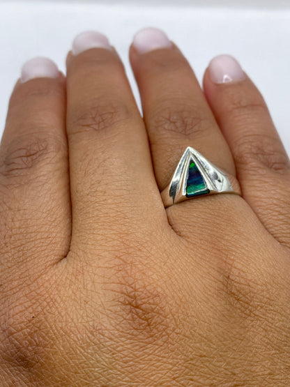 Anillo sobre fondo blanco mostrando el sello 925 MEXICO en la banda