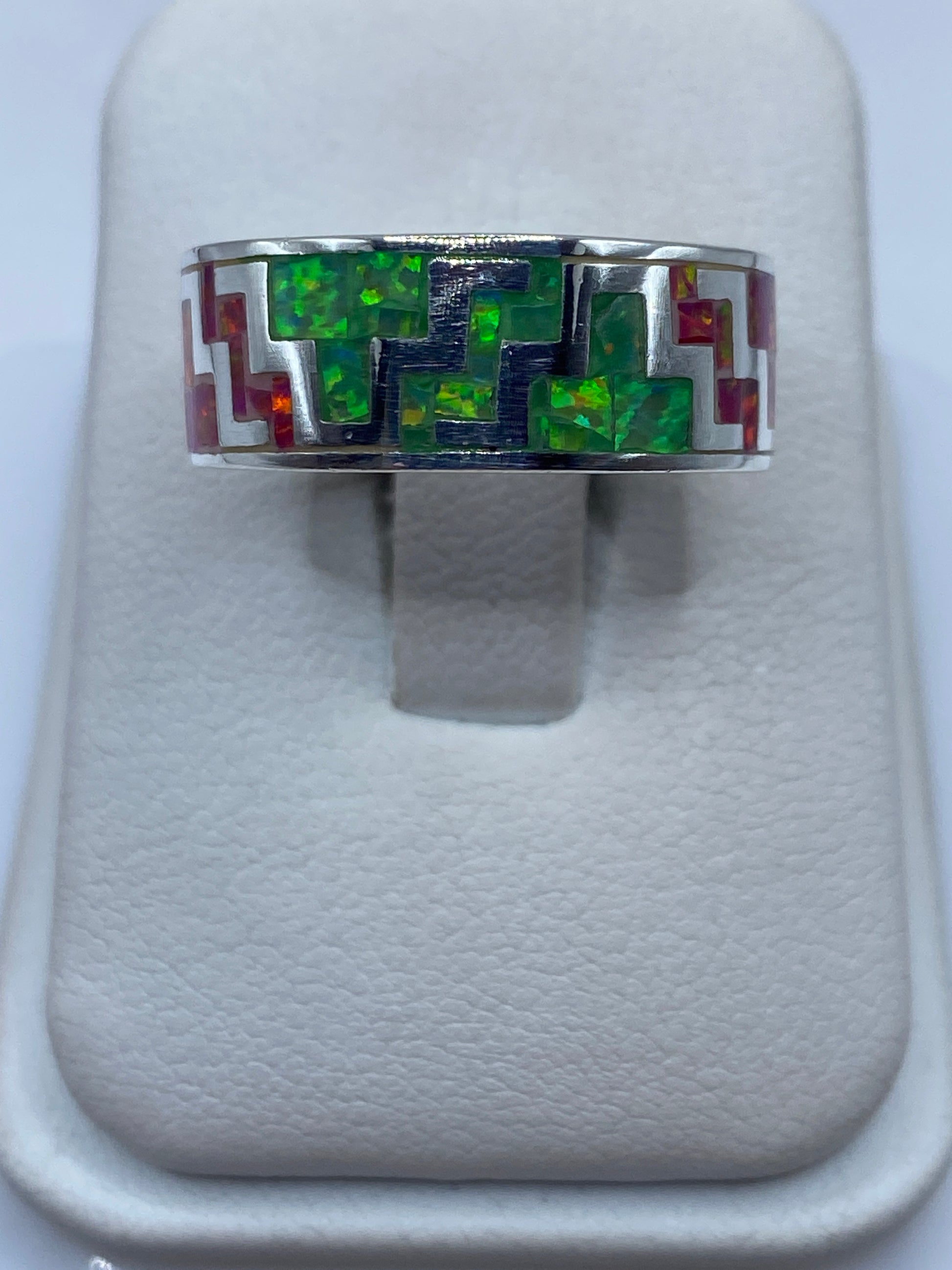 Anillo de plata .950 con ópalo de fuego multicolor mostrando juego de colores naranja, rojo y verde