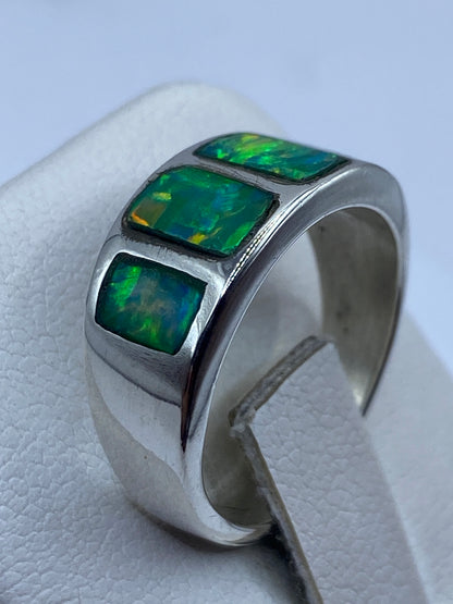 Detalle del engaste del ópalo mostrando los reflejos amarillos y azules en el verde