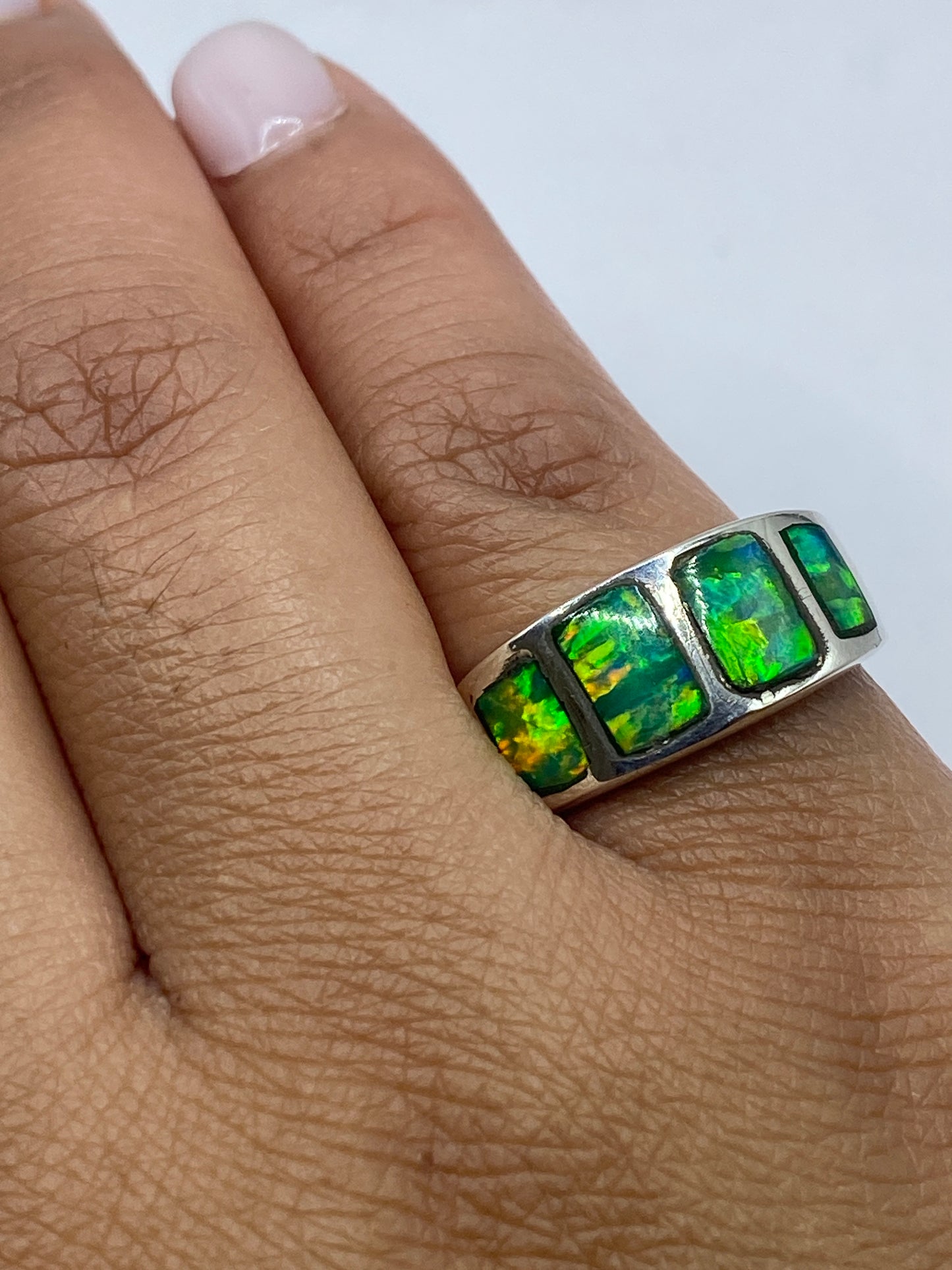 Anillo sobre fondo blanco con el sello .925 visible en la banda interior