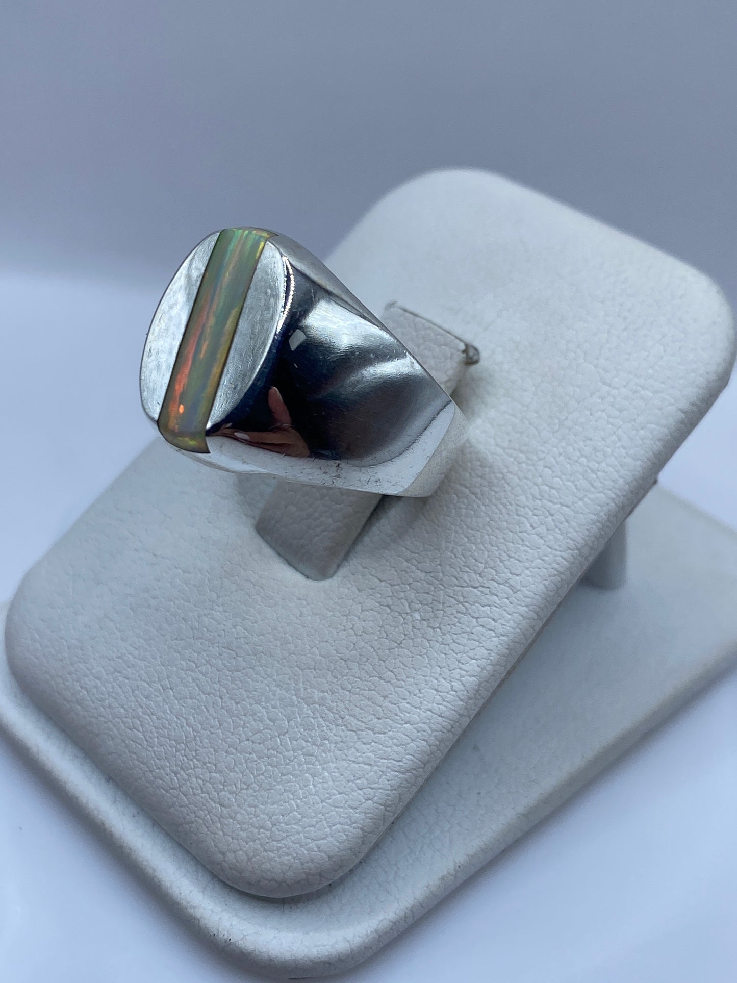 Vista lateral del anillo sello de plata .925 con piedra de fuego natural
