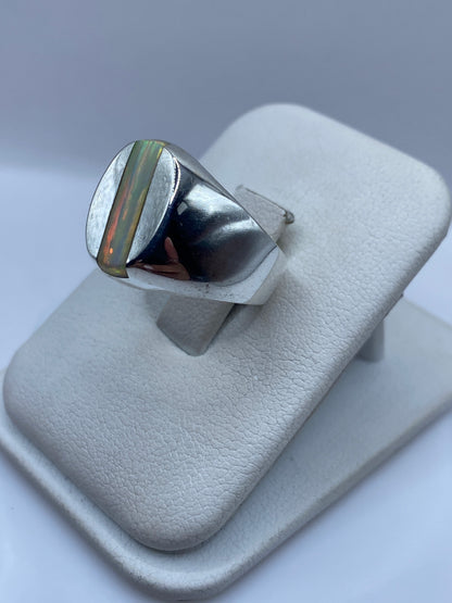 Vista lateral del anillo sello de plata .925 con piedra de fuego natural