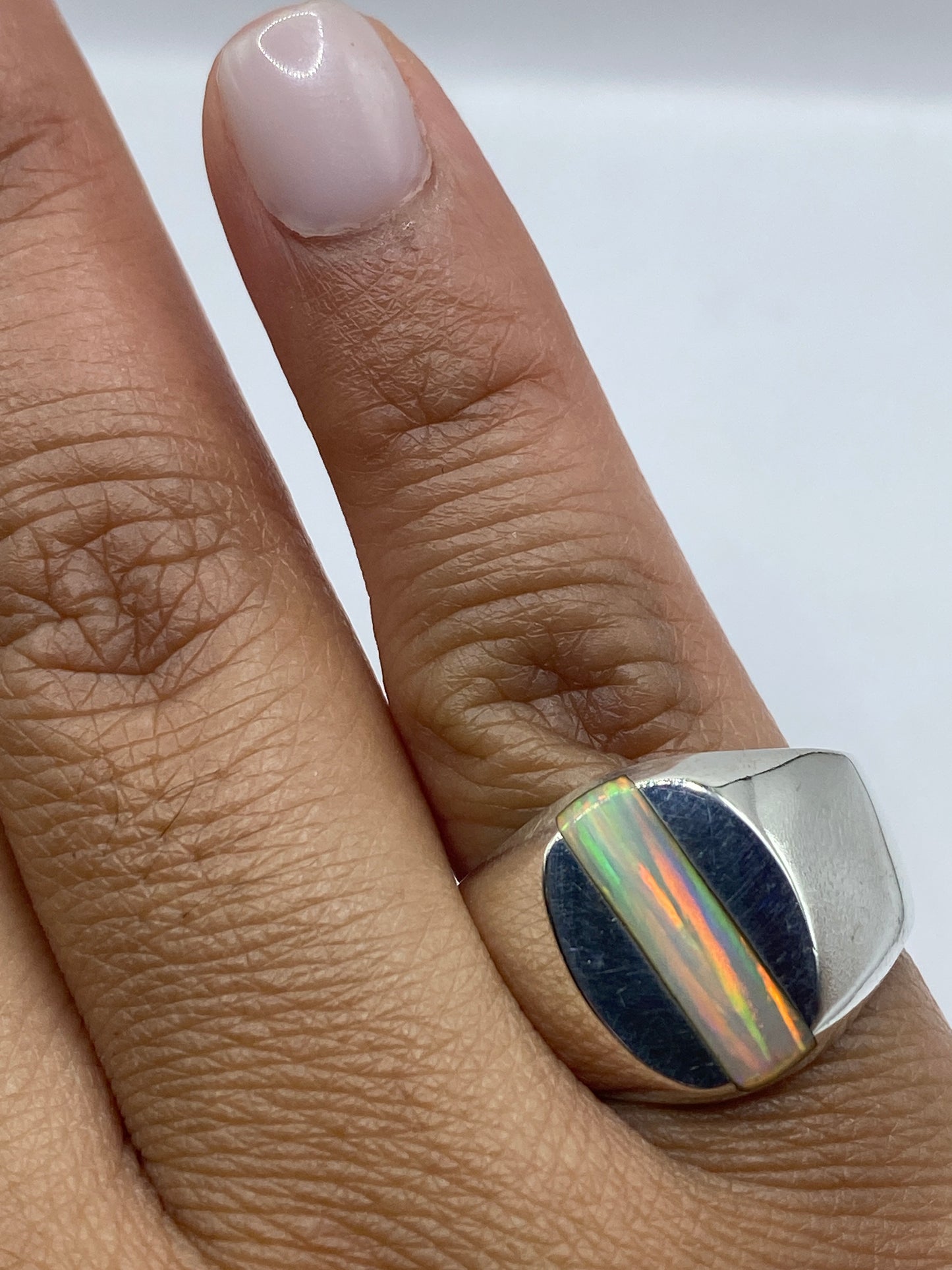 Anillo completo sobre fondo gris con sello .925 MEXICO visible