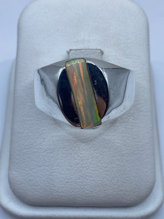 Anillo de plata solitario con ópalo de fuego multicolor en joyero blanco