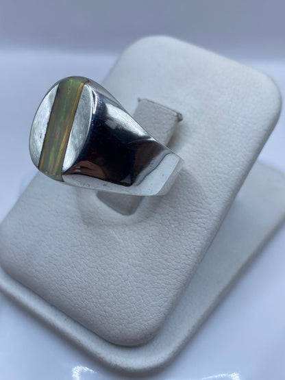 Vista lateral del anillo de plata .925 mostrando el perfil del engaste y el juego de colores del ópalo