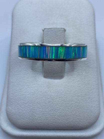 Anillo de plata .950 con ópalo de fuego azul cielo sobre dedo índice