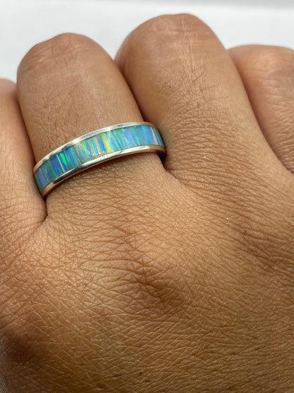 Anillo sobre fondo blanco con sello 950 visible, peso 2.1 gramos