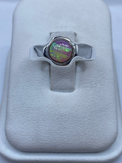 Anillo de plata .950 con ópalo de fuego rosa en estuche blanco, talla 8