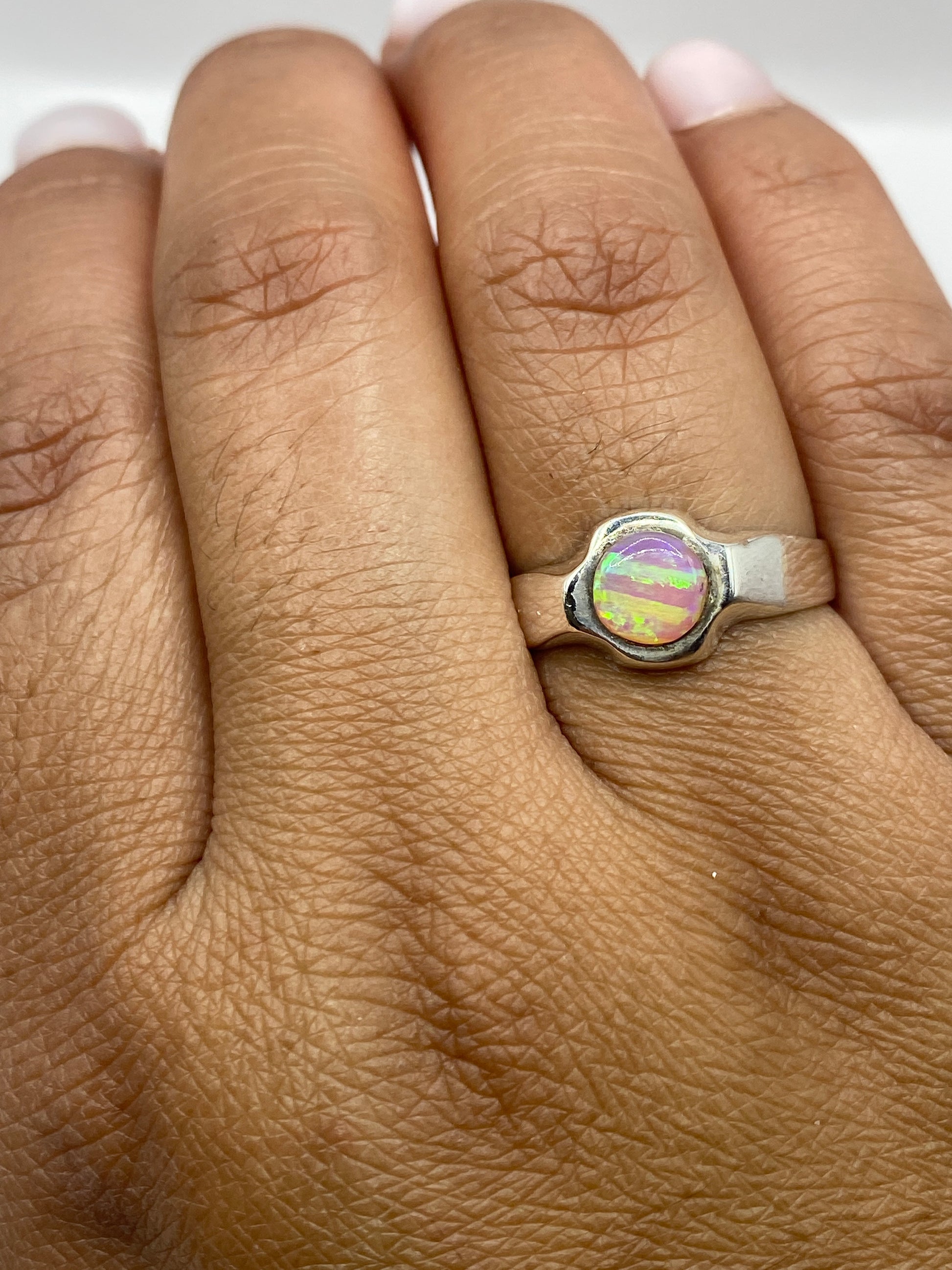 Anillo sobre fondo blanco mostrando sello 950 MEXICO en la banda interna