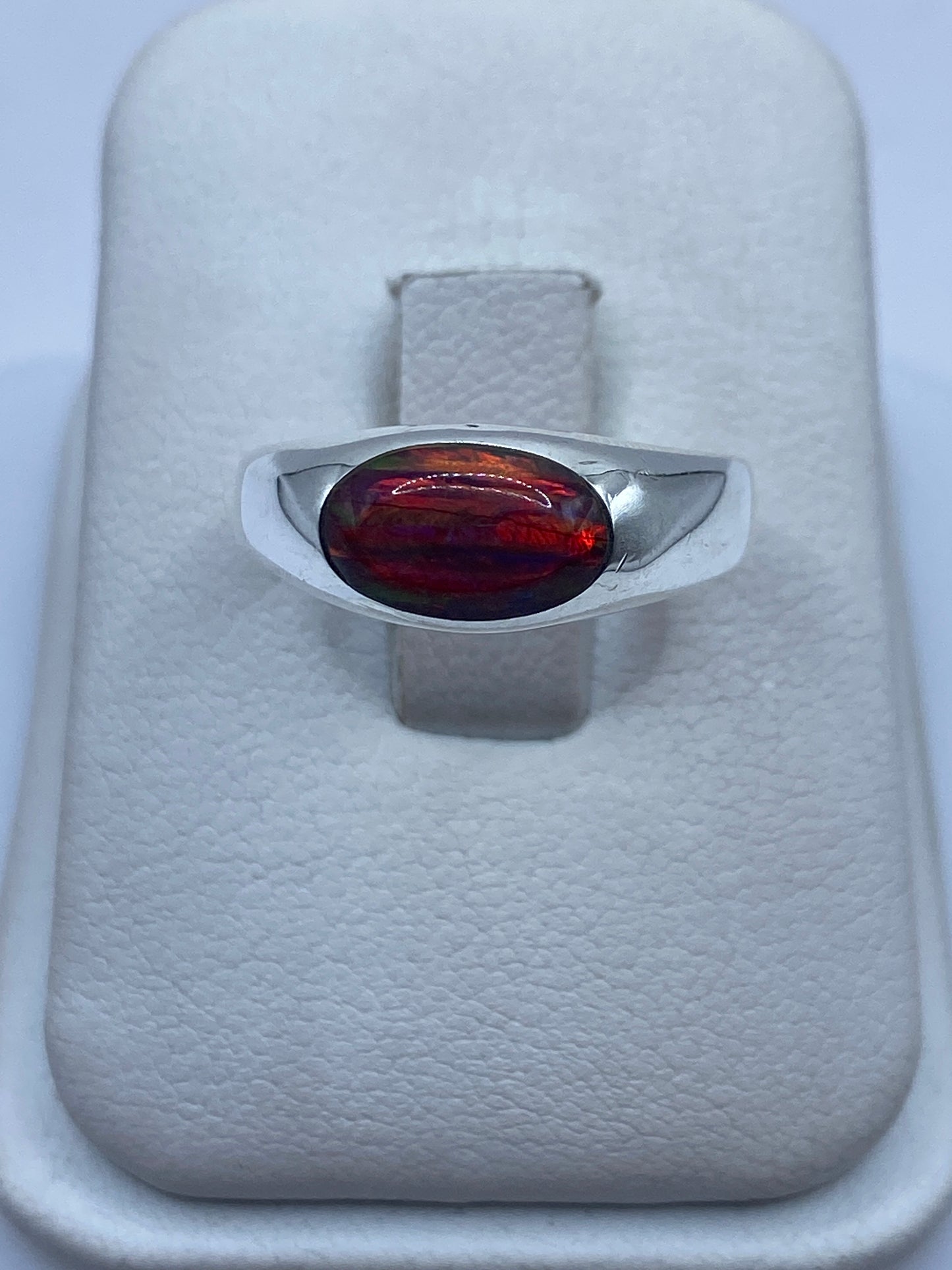 Anillo solitario de plata .950 con ópalo de fuego multicolor en tono naranja y rojo