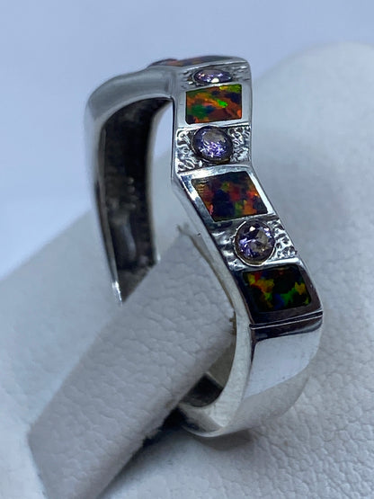 Anillo geométrico de plata .950 en la mano mostrando el brillo espejo y juego de luz del ópalo