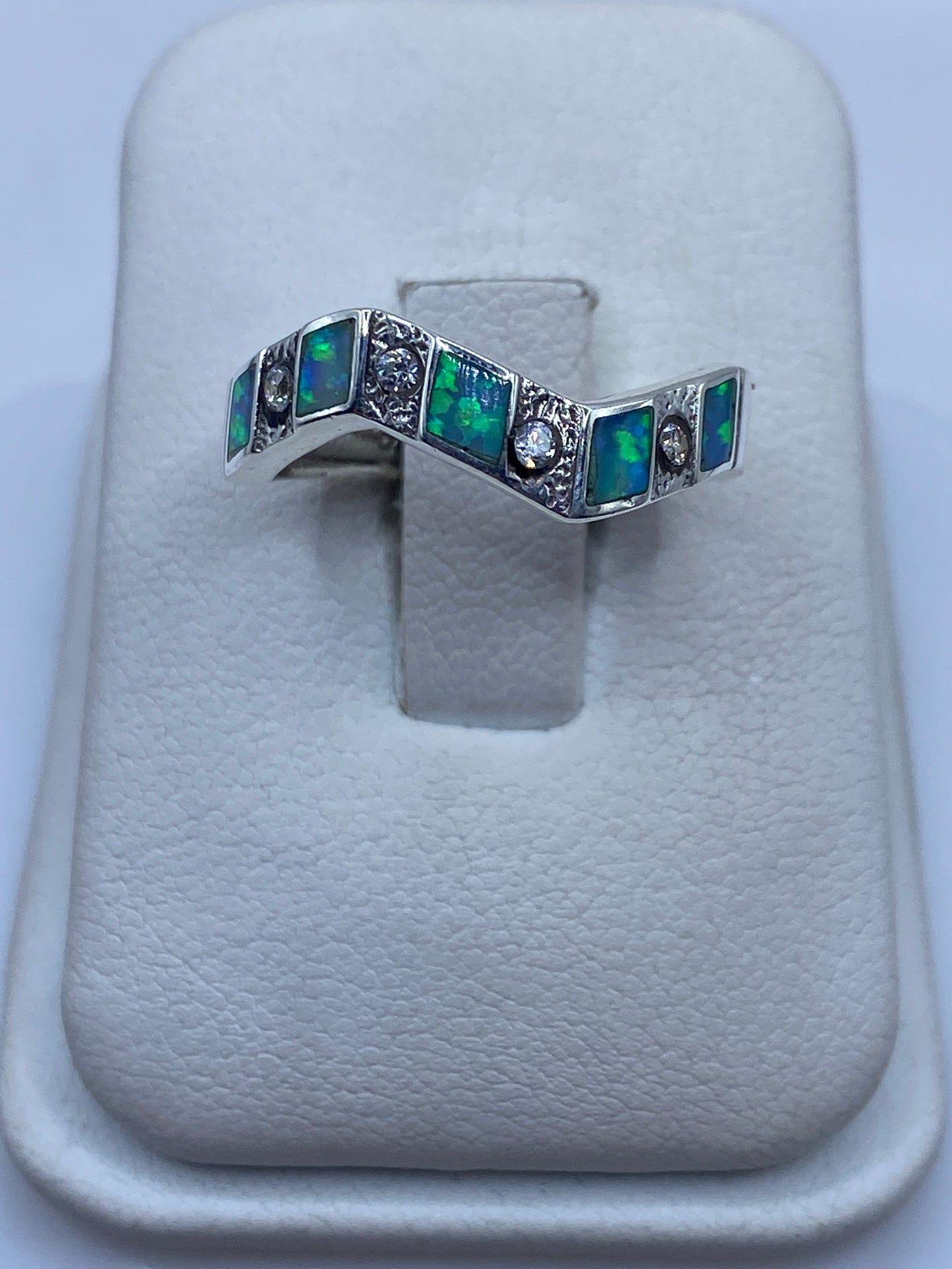 Anillo de plata .950 con Ópalo de Fuego azul cielo mostrando juego de colores naturales
