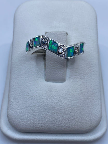 Anillo de plata .950 con Ópalo de Fuego azul cielo mostrando juego de colores naturales
