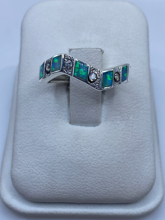 Anillo de plata .950 con Ópalo de Fuego azul cielo mostrando juego de colores naturales