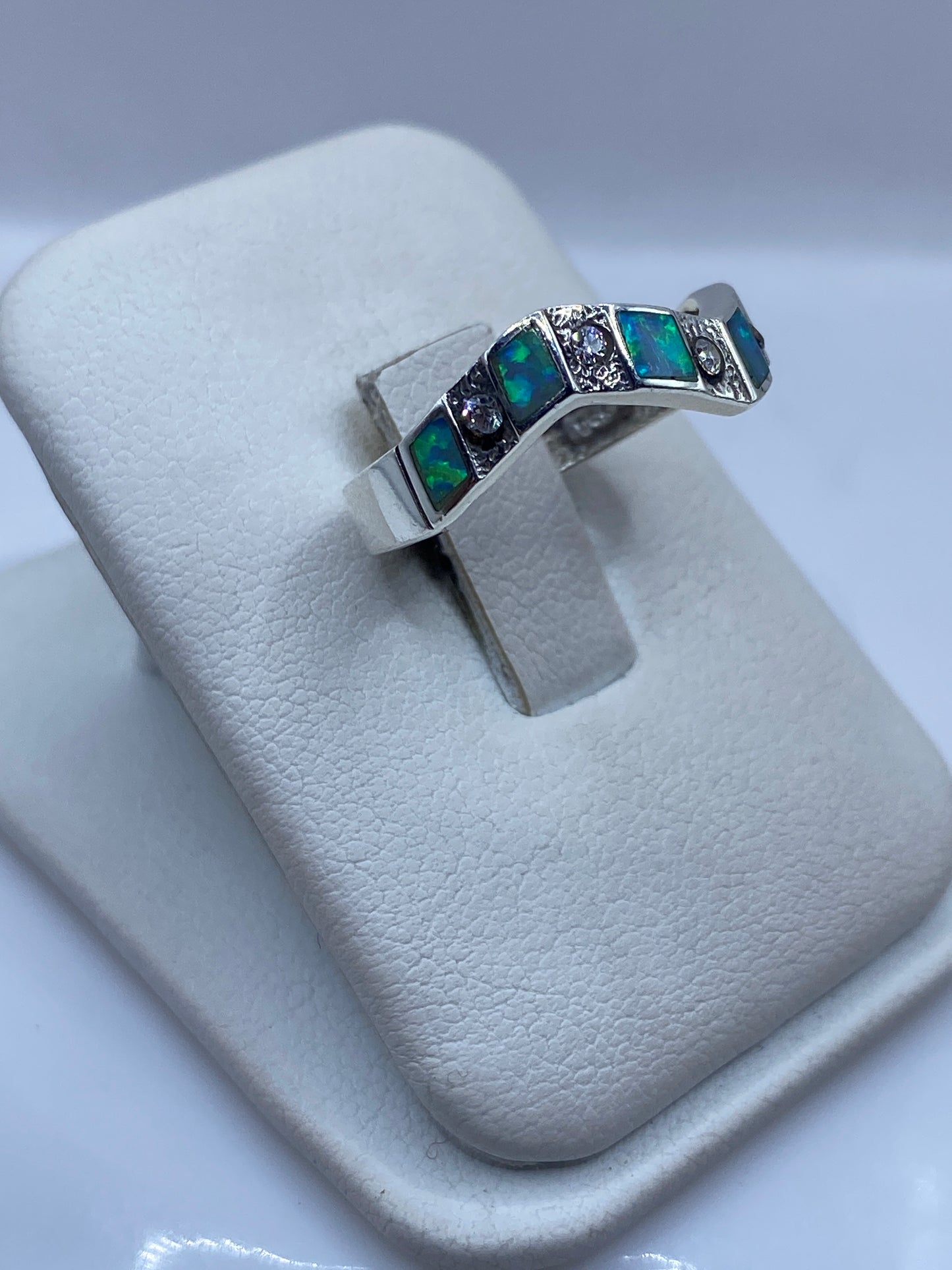 Detalle del Ópalo azul en el anillo visto desde arriba, revelando destellos verdes y azules