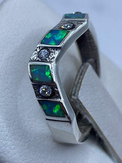 Anillo colocado en dedo mostrando la altura y proporción del Ópalo de Fuego