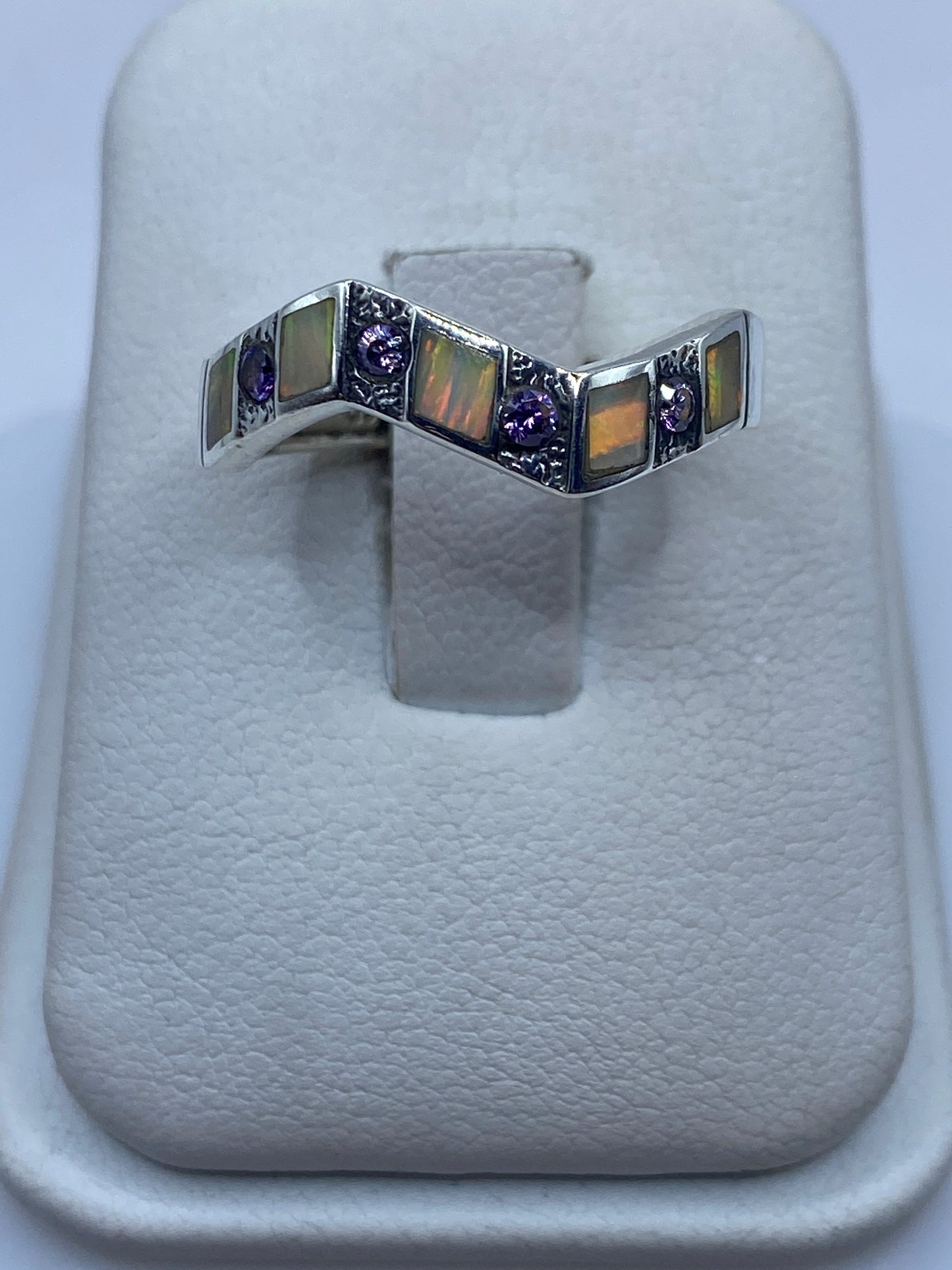Anillo de plata .950 con ópalo de fuego multicolor, frente geométrico facetado en plata de Taxco