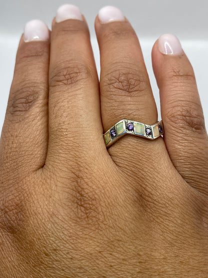Anillo a contraluz revelando el sello .950 y la pureza de la plata
