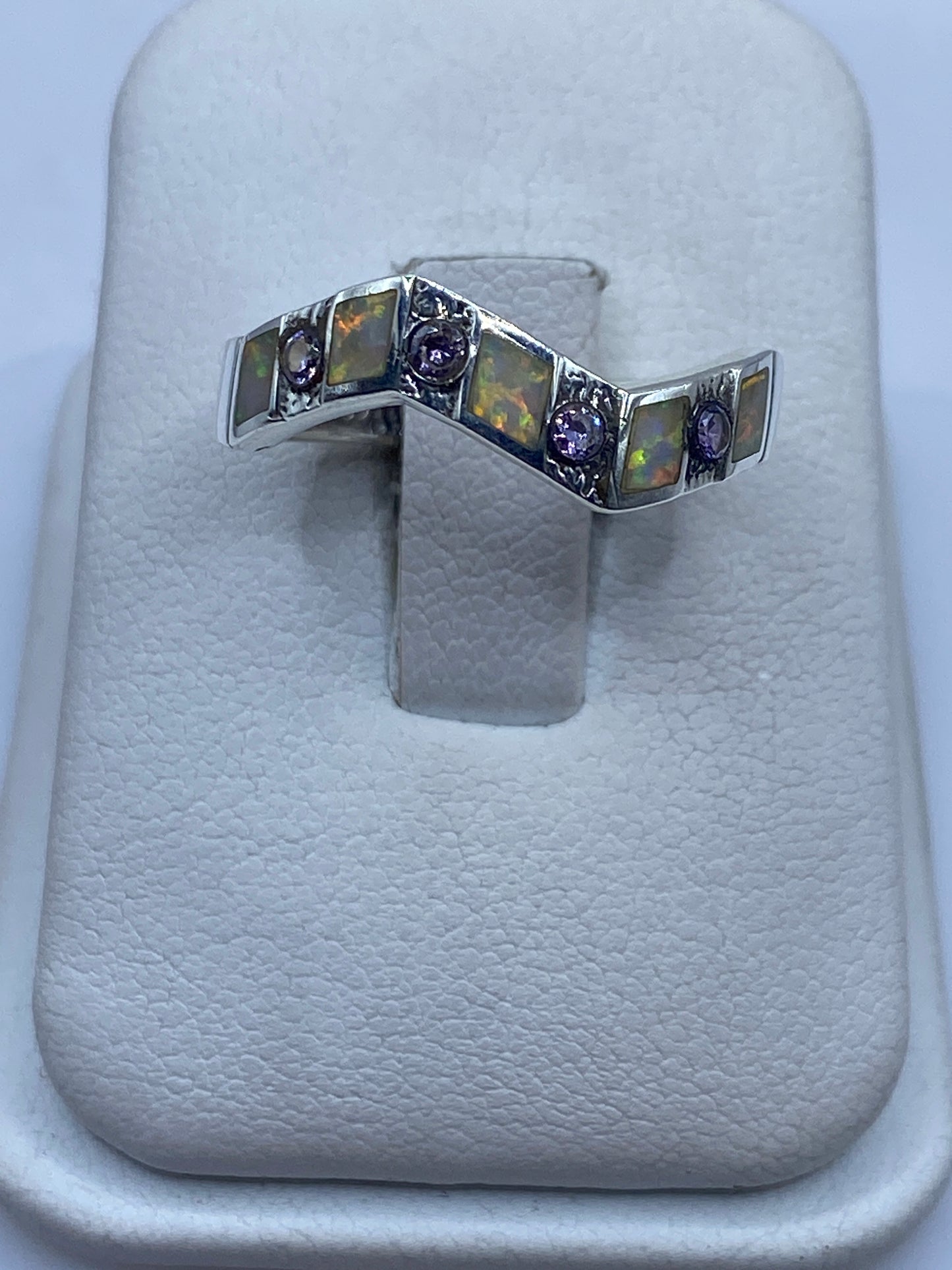 Anillo de plata .950 con ópalo de fuego natural que muestra tonos rojos y anaranjados