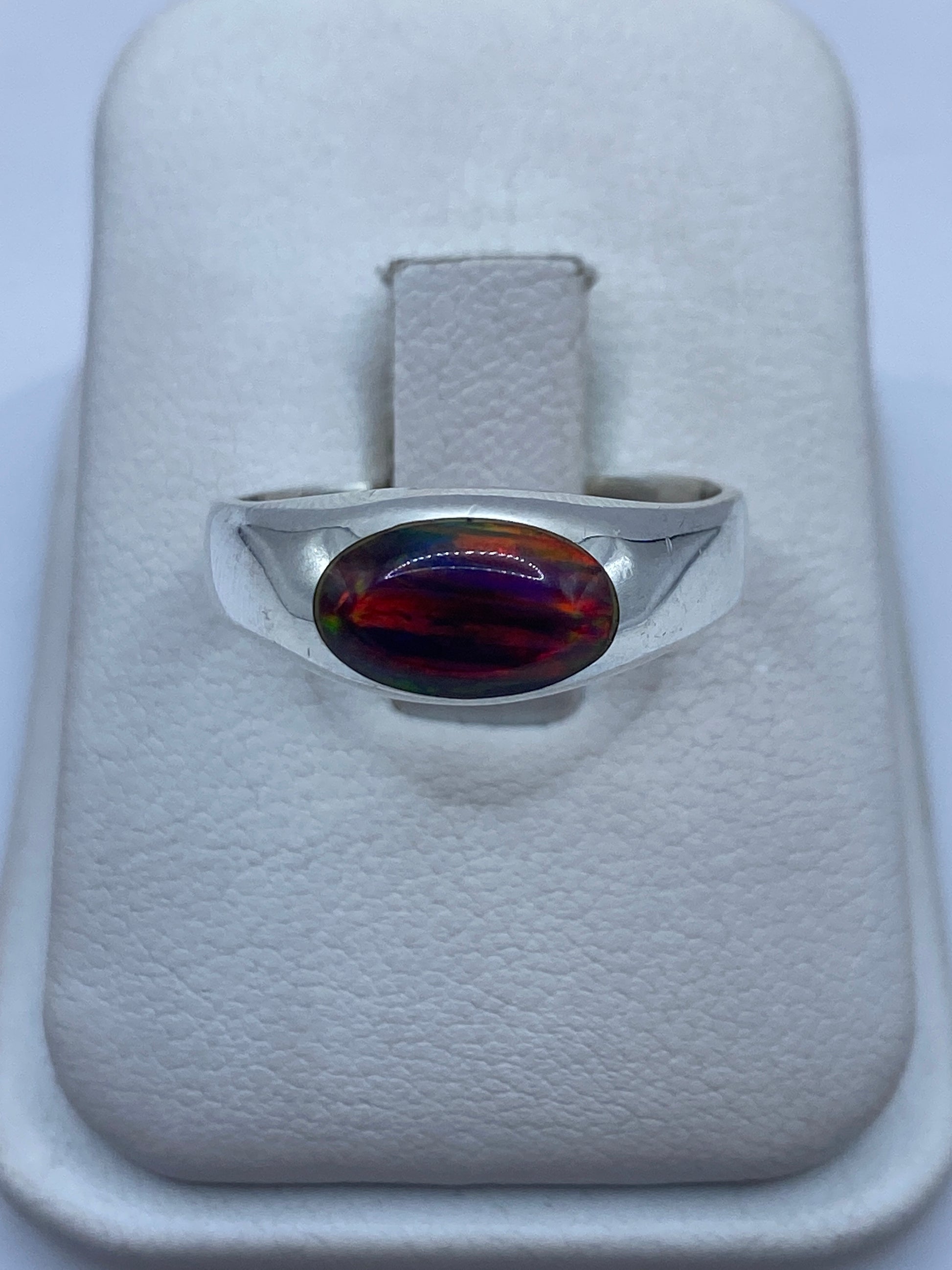 Anillo de plata .950 con Ópal de Fuego natural multicolor, vista frontal sobre blanco