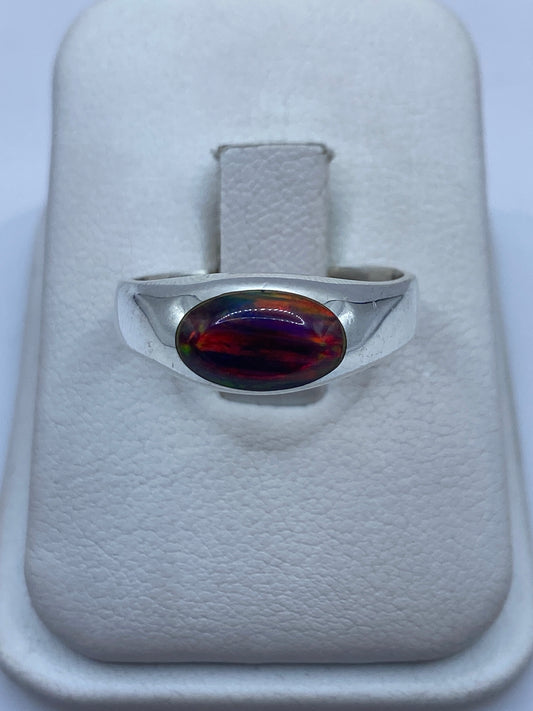 Anillo de plata .950 con Ópal de Fuego natural multicolor, vista frontal sobre blanco