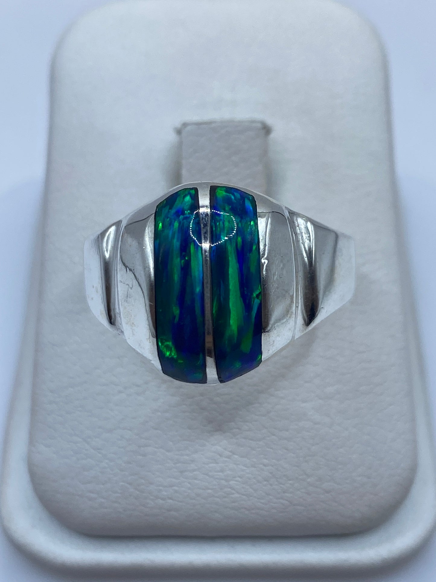 Anillo de plata .950 con ópalo de fuego azul verde en estuche blanco