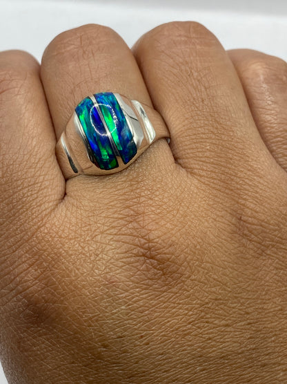 Anillo en dedo de hombre mostrando el cambio de color azul verde del ópalo de fuego