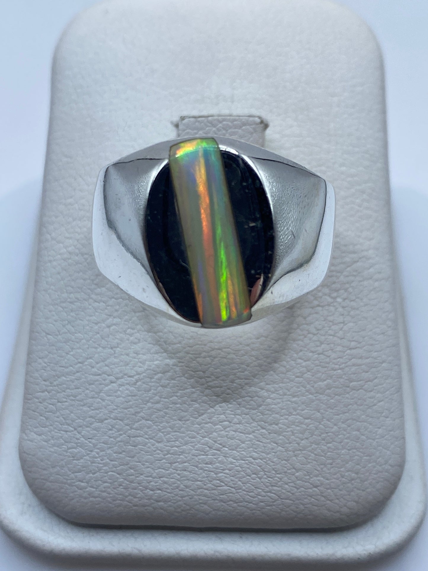 Anillo de plata con ópalo de fuego multicolor mostrando fuegos verdes, amarillos y naranjas