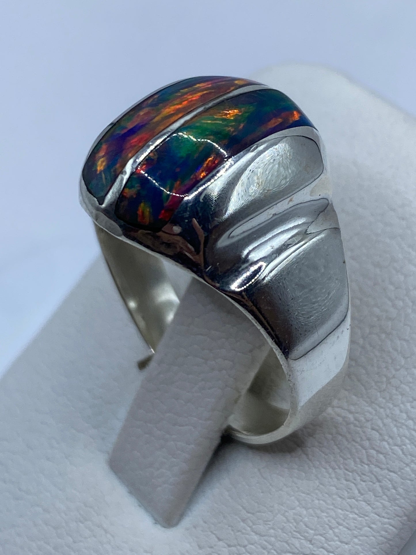 Anillo en la mano de un hombre adulto, mostrando presencia y escala real de la piedra
