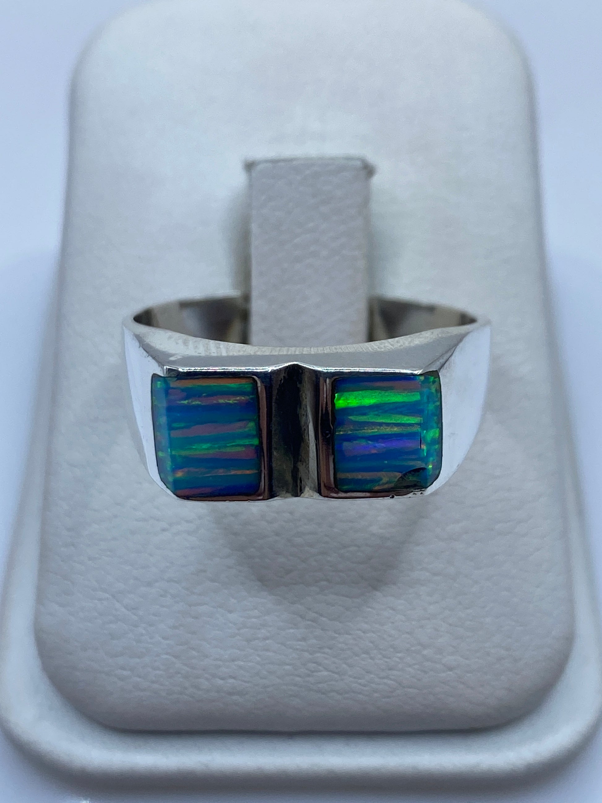 Anillo de plata .950 con Ópalo de Fuego azul cielo en caja de presentación blanca