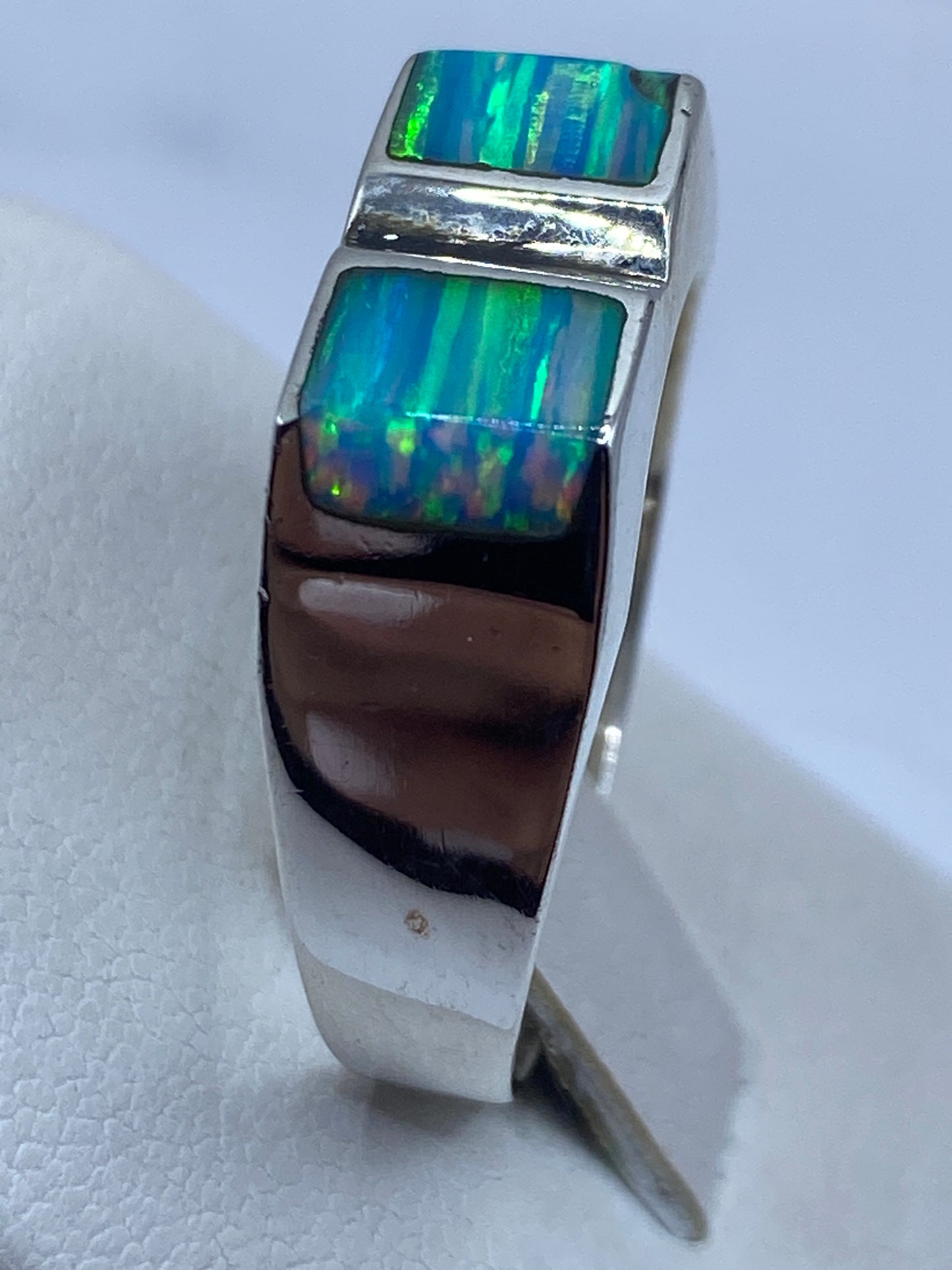 Anillo en la mano mostrando el color azul cielo y brillo del ópalo