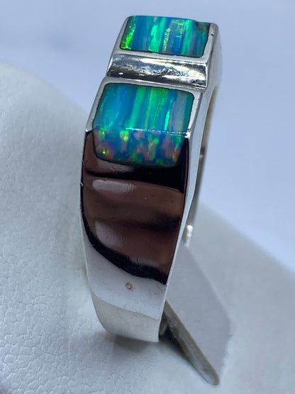 Anillo en la mano mostrando el color azul cielo y brillo del ópalo