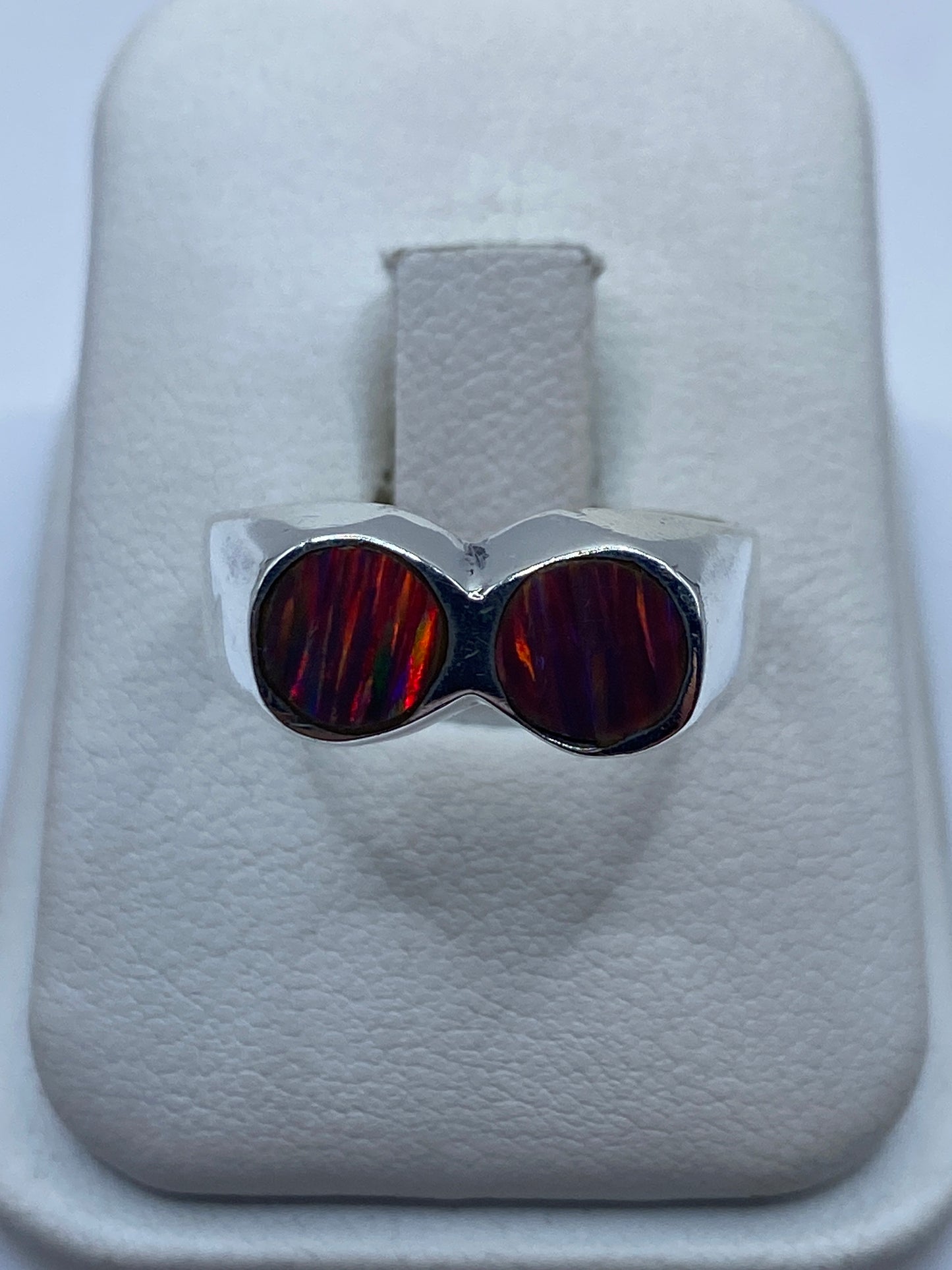 Anillo de plata .950 con ópalo de fuego multicolor en caja de presentación