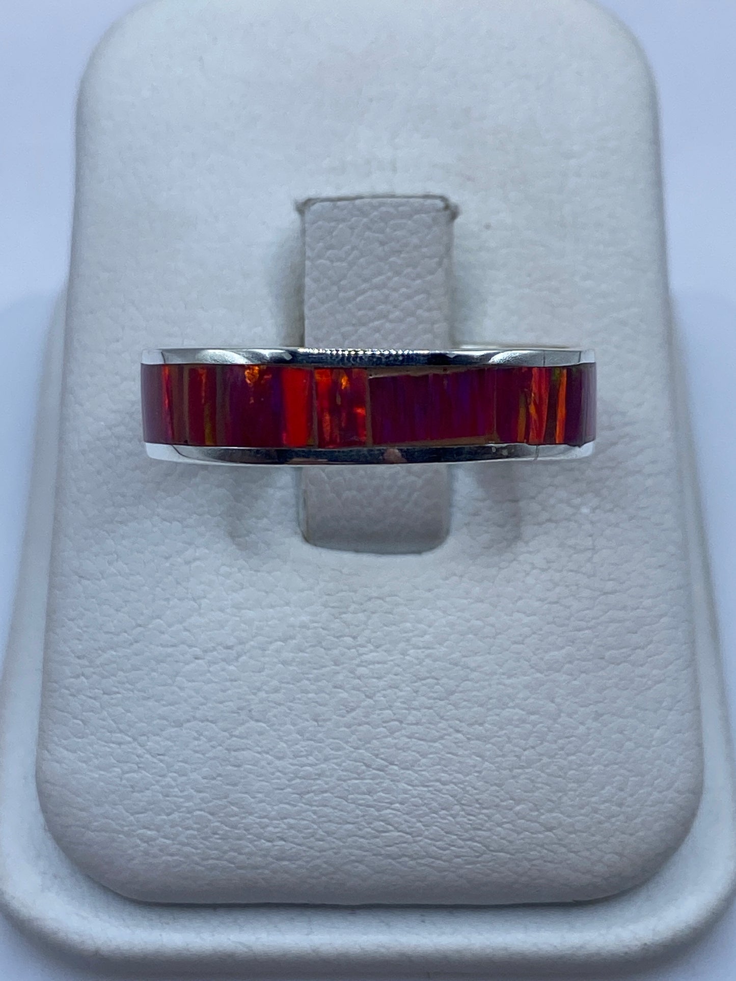 Anillo de plata .950 con ópalo de fuego rojo y naranja en caja blanca