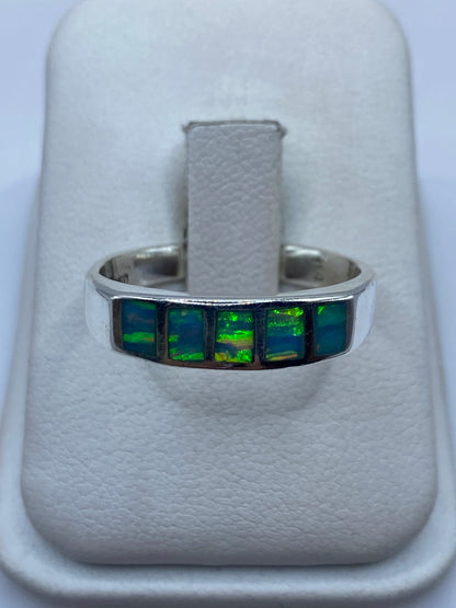 Anillo de plata .950 con ópalo de fuego azul cielo, banda minimalista en talla 11