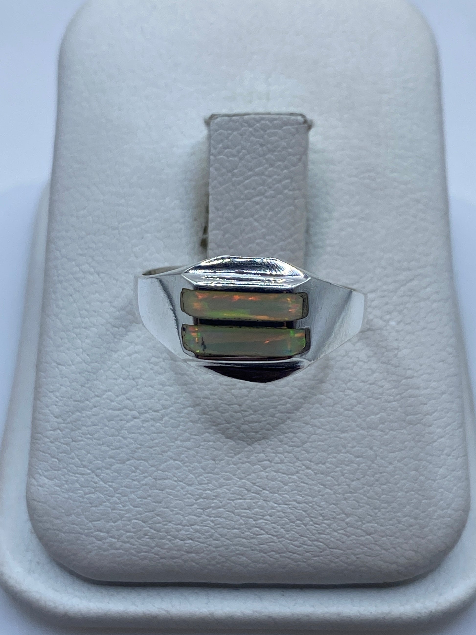 Anillo de plata .950 con ópalo de fuego natural en estuche, vista frontal mostrando juego de colores rojo y naranja