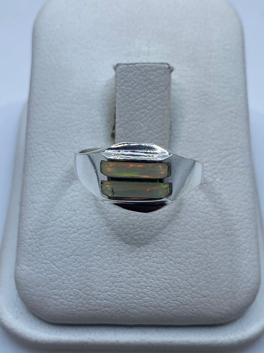 Anillo de plata .950 con ópalo de fuego natural en estuche, vista frontal mostrando juego de colores rojo y naranja
