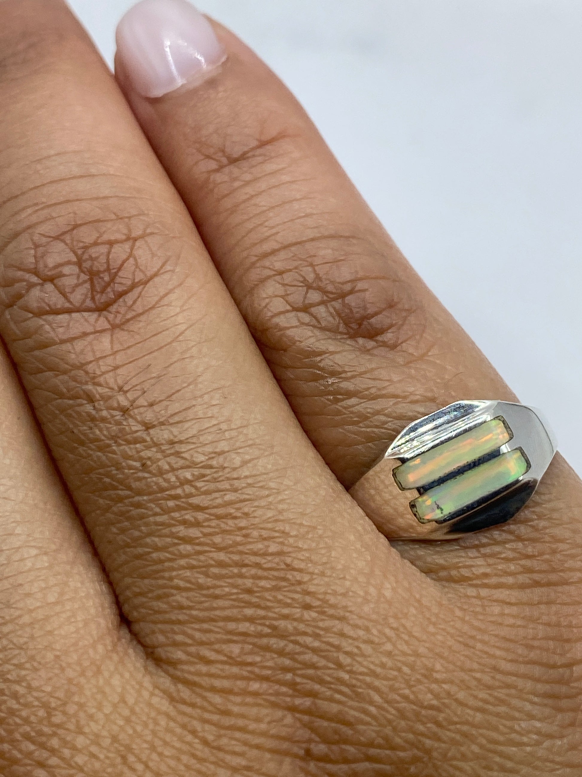 Anillo de plata .950 en balanza mostrando 1.9 gramos, con sello 950 visible en la banda