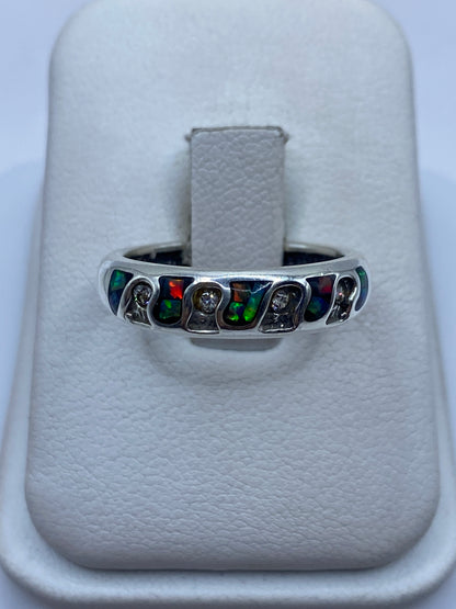 Anillo de plata .950 con ópalo de fuego multicolor mostrando juego óptico verde y rojo