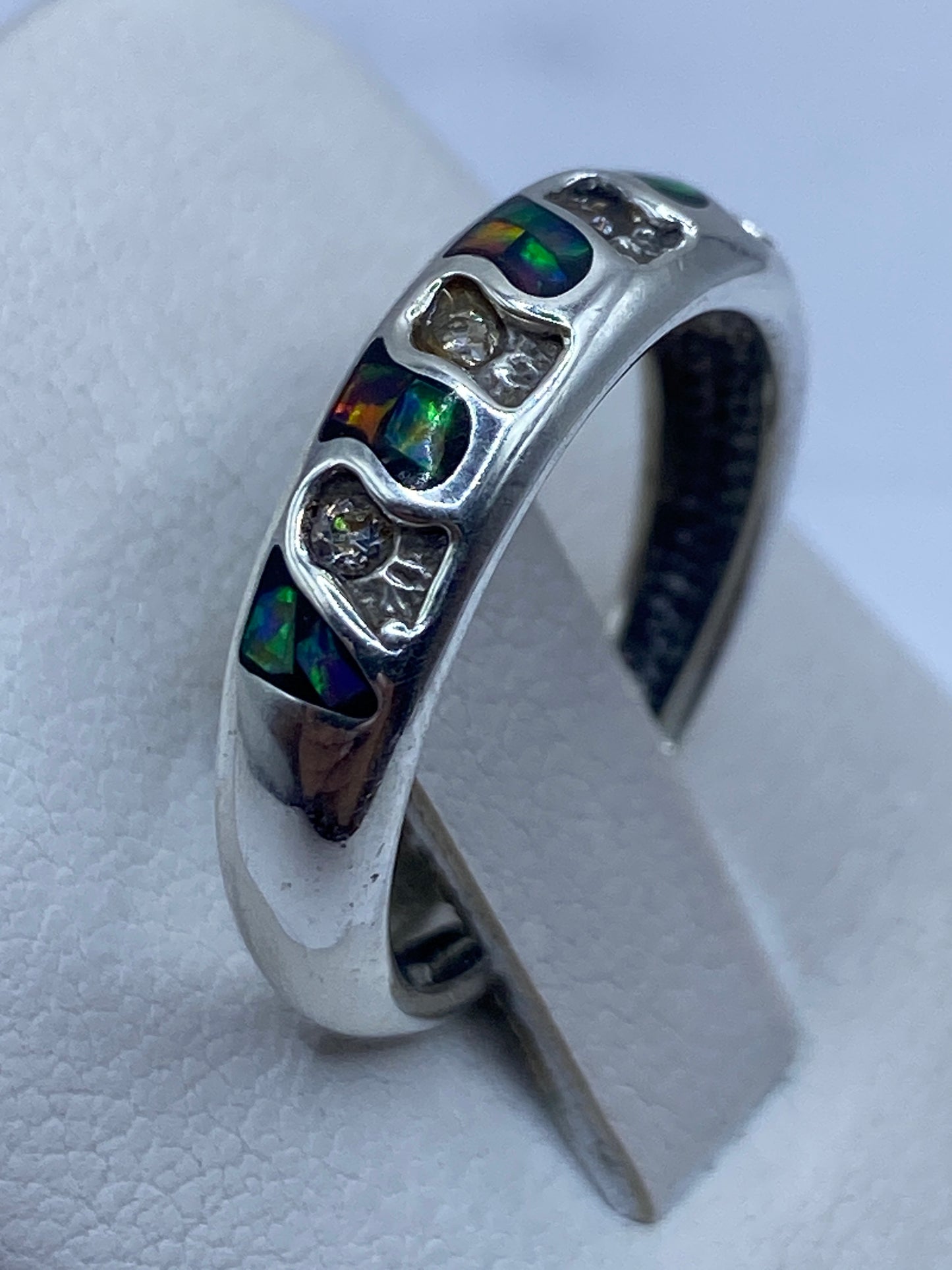 Detalle del engaste artesanal a mano del ópalo en plata de Taxco