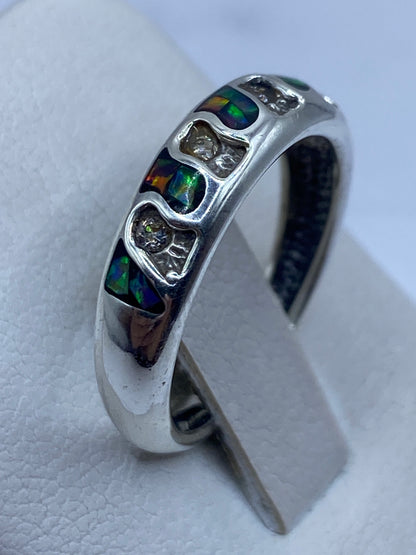 Detalle del engaste artesanal a mano del ópalo en plata de Taxco